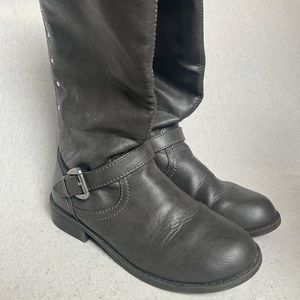 Talk gray boots with silver embellishments